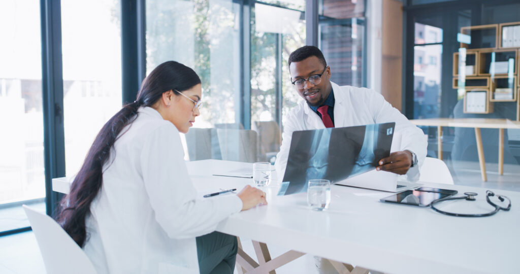 orthopedic doctors discussing patients X-ray